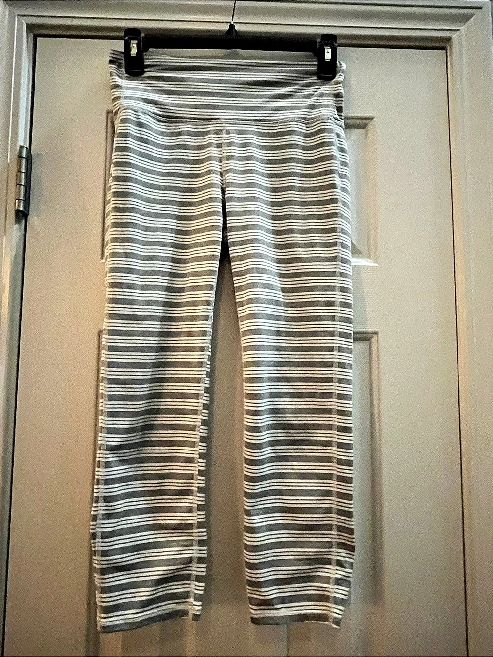 Athleta Chaturanga Heather Stripe Capri Crop Leggings Gray White Yoga Pants Size